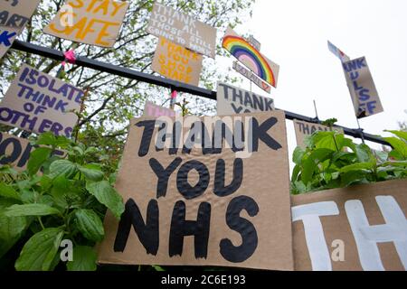 Street Art auf der Roman Road in London E2 dankt den Mitarbeitern des NHS und appelliert an die Öffentlichkeit, während der Coronavirus COVID-19 UK Lockdown zu Hause zu bleiben. Stockfoto