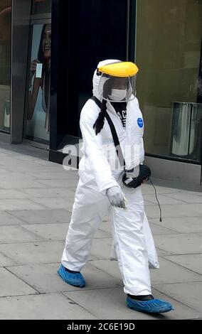 Shopper in Central London heute Morgen, dem zweiten Tag der nicht wesentlichen Geschäfte geöffnet am 16. Juni 2020 die weltweite Coronavirus Covid-19 Pandemie 2020 hat fast vollständige Sperrung in der ganzen Welt gezwungen. In Großbritannien hat das Geschäft stark gelitten, mit drei Monaten Verlust in der gesamten Branche. Erst jetzt wird die Sperre vorsichtig aufgehoben und einige Unternehmen versuchen langsam, sich wieder aufzubauen. Ein Fußgänger oder ein Mitarbeiter im Gesundheitswesen geht die Straße entlang, trägt seine persönliche Schutzausrüstung. Bild aufgenommen am 16. Juni 2020 Stockfoto