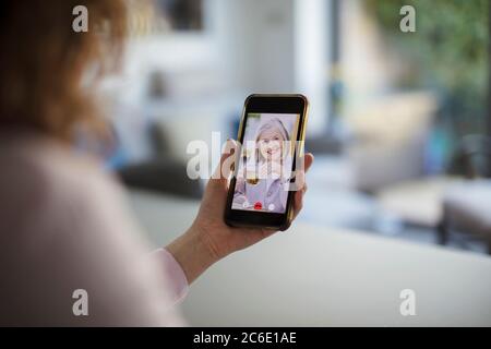 Ältere Frauen chatten auf dem Smartphone-Bildschirm Stockfoto