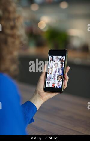 Freunde Video chatten auf Smartphone-Bildschirm Stockfoto