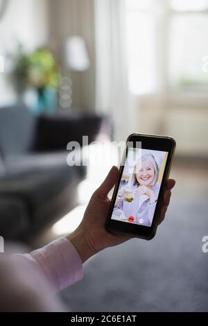 Ältere Frauen Freunde Video-Chat auf Smartphone-Bildschirm Stockfoto