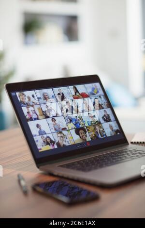 Videokonferenzen für Kollegen auf dem Laptop-Bildschirm Stockfoto