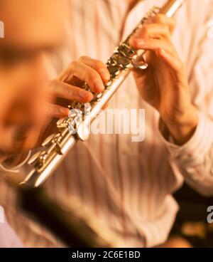 Flötist beim Aufführen Stockfoto