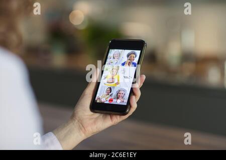 Ältere Frauen Freunde Video-Chat auf Smartphone-Bildschirm Stockfoto