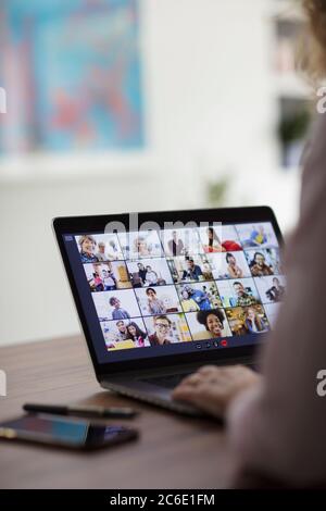 Videokonferenzen für Kollegen auf dem Laptop-Bildschirm Stockfoto