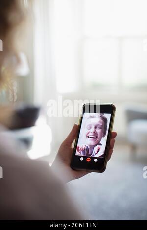 Glückliche Frauen Freunde Video-Chat auf Smartphone-Bildschirm Stockfoto