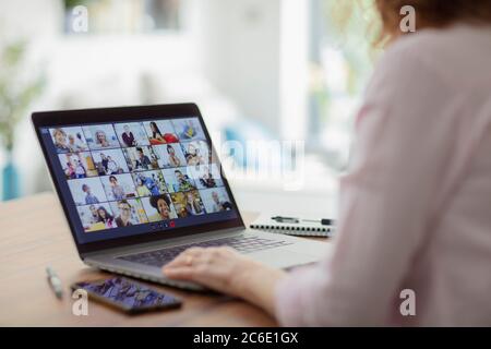 Videokonferenzen für Kollegen auf dem Laptop-Bildschirm Stockfoto