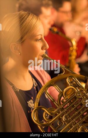 Frau spielt französisches Horn im Orchester Stockfoto