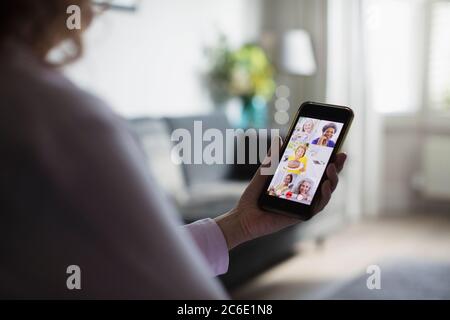 Ältere Frauen Freunde Video-Chat auf Smartphone-Bildschirm Stockfoto