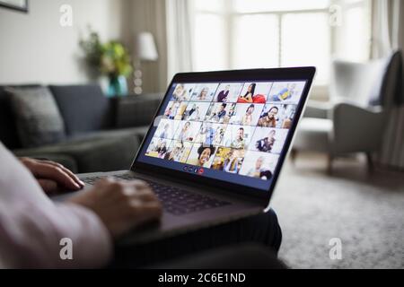 Videokonferenzen für Kollegen auf dem Laptop-Bildschirm Stockfoto