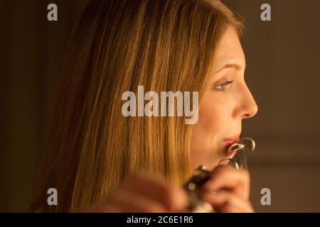 Flötist beim Aufführen Stockfoto