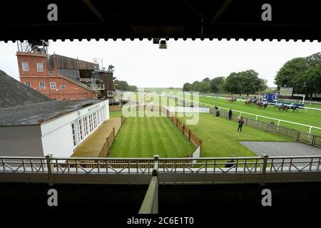 She's so Nice ridled by Ben Curtis gewinnt die britischen Hengstgestüte EBF Maiden-Ständerinnen (Plus 10/GBB Race) am ersten Tag des Moet and Chandon July Festivals auf der Newmarket Racecourse. Stockfoto