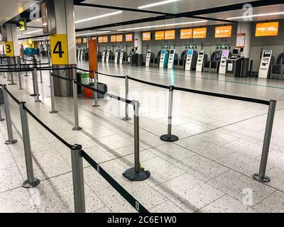 Flughafen London Gatwick, der ab dem 1. April sein Nordterminal schließen soll, ist verlassen und weiß nicht, wann er wieder geöffnet wird. EasyJet hat heute seine Flotte aufgrund der Covid-19 Coronavirus-Pandemie am 30. März 2020 in England gegründet Stockfoto