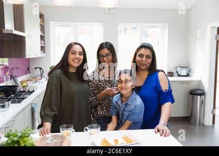 Portrait glücklich indische Frauen Kochen in der Küche Stockfoto