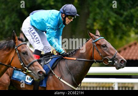 She's so Nice ridled by Ben Curtis gewinnt die britischen Hengstgestüte EBF Maiden-Ständerinnen (Plus 10/GBB Race) am ersten Tag des Moet and Chandon July Festivals auf der Newmarket Racecourse. Stockfoto