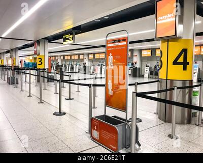 Flughafen London Gatwick, der ab dem 1. April sein Nordterminal schließen soll, ist verlassen und weiß nicht, wann er wieder geöffnet wird. EasyJet hat heute seine Flotte aufgrund der Covid-19 Coronavirus-Pandemie am 30. März 2020 in England gegründet Stockfoto