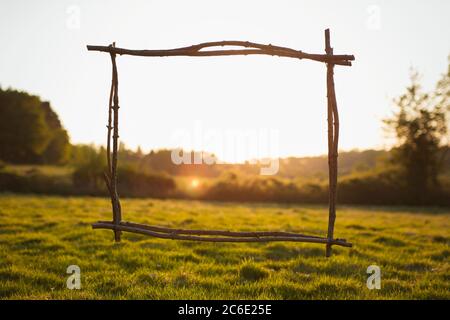 Holzstäbchen mit Blick auf sonnige ruhige ländliche Aussicht Stockfoto