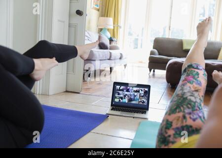 Frauen trainieren zu Hause online mit Laptop Stockfoto