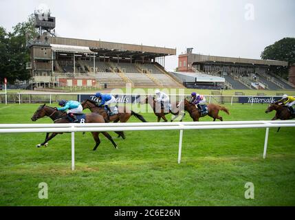 She's so Nice ridled by Ben Curtis gewinnt die britischen Hengstgestüte EBF Maiden-Ständerinnen (Plus 10/GBB Race) am ersten Tag des Moet and Chandon July Festivals auf der Newmarket Racecourse. Stockfoto