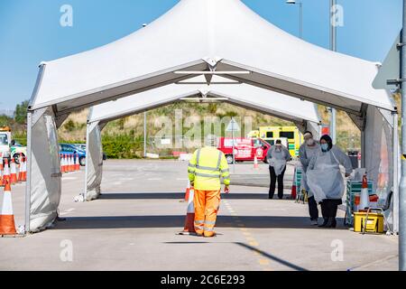 Ruhige COVID-19 / Coronavirus Teststation in Salford am Sale Shark Stadion, dem AJ Bell Stadium, nur mit zwei Stationen eingerichtet. Großbritannien ist in der Blockierung, während die Nation und die Welt versuchen, die Ausbreitung des Coronavirus zu brechen, das Tausende von Menschen getötet hat. Es werden dringend Tests durchgeführt, um herauszufinden, wie viele Menschen das Coronavirus haben oder hatten. Bild aufgenommen am 20. April 2020 Stockfoto