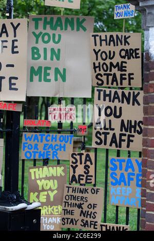 Street Art auf der Roman Road in London E2 dankt den Mitarbeitern des NHS und appelliert an die Öffentlichkeit, während der Coronavirus COVID-19 UK Lockdown zu Hause zu bleiben. Stockfoto