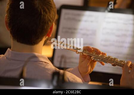 Flötist beim Aufführen Stockfoto