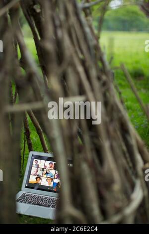 Videokonferenzen auf dem Laptop-Bildschirm in Zweigstellen-Tipi Stockfoto