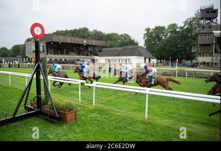 She's so Nice ridled by Ben Curtis gewinnt die britischen Hengstgestüte EBF Maiden-Ständerinnen (Plus 10/GBB Race) am ersten Tag des Moet and Chandon July Festivals auf der Newmarket Racecourse. Stockfoto