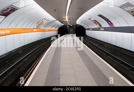 DIE U-BAHN und U-Bahn IN GLASGOW werden geschlossen, da die Passagiere zu Hause bleiben, da sich der Covid-19 Corona Virus über die Stadt und das Land ausbreitet. Die Regierung wird die Reise in Schottland trotz verzweifelter Bemühungen der Strathclyde Transport Mitarbeiter aufräumen stoppen und einschränken. Am 19. März 2020 in Glasgow, Schottland Stockfoto