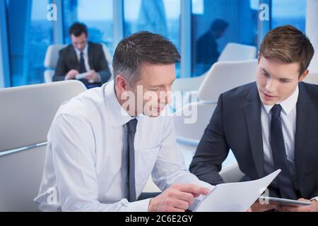 Geschäftsleute, die Überprüfung der Papierkram im Büro Stockfoto