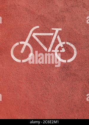 Stock Foto von einem Fahrrad Spur Schild auf dem orangefarbenen Boden gemalt Stockfoto
