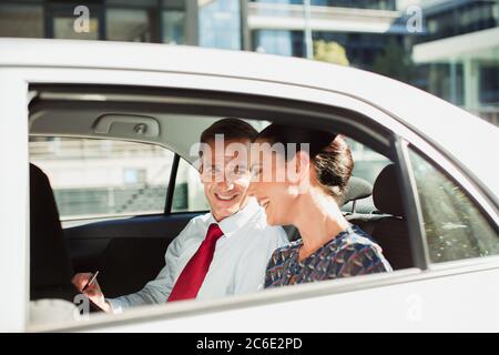 Unternehmer und Unternehmerin Widerworte Sitz des Auto Stockfoto