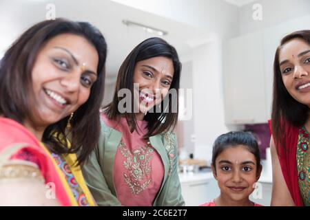 Portrait glücklich indischen Frauen und Mädchen in Saris und bindis Stockfoto