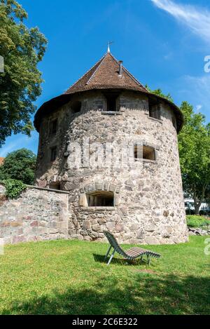 Bad Säckingen, BW - 4. Juli 2020: Historischer Wachturm der Stadtmauer am Rheinufer in Bad Säckingen Stockfoto