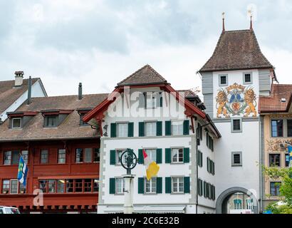 Willisau, LU / Schweiz - 3. Juli 2020: Historische Altstadt von Willisau im Kanton Luzern mit Stadttor Stockfoto