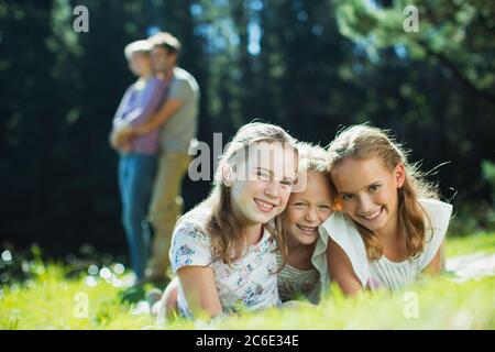 Lächelnde Mädchen liegen im Gras Stockfoto