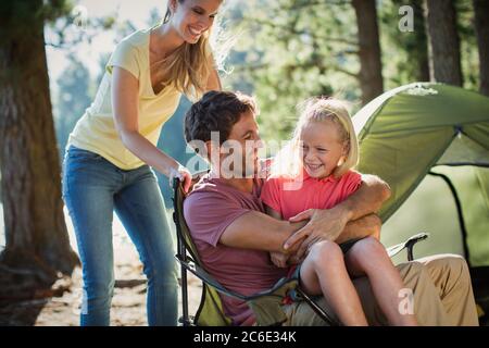 Lächelnde Familie auf dem Campingplatz in Wäldern Stockfoto