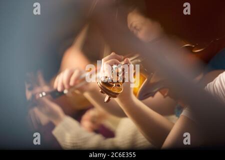 Geiger bei der Aufführung Stockfoto