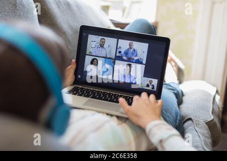 Teenager-Mädchen Video chatten mit Ärzten auf Laptop-Bildschirm Stockfoto