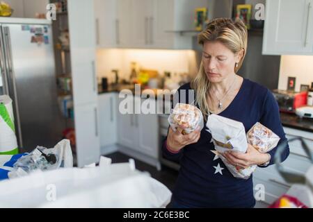Frau, die Lebensmittel in der Küche auslädt Stockfoto