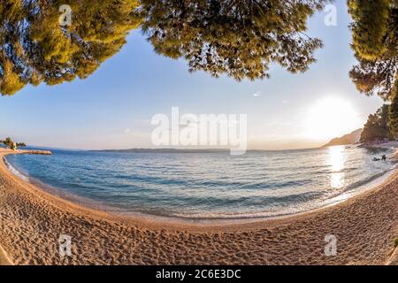 Erstaunliche kroatischen Stränden gegen Sonnenuntergang in Brela, Dalmatien, Kroatien Stockfoto