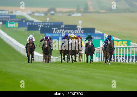 She's so Nice ridled by Ben Curtis (rechts) gewinnt die britischen Hengstgestüte EBF Maiden-Ständerinnen (Plus 10/GBB Race) am ersten Tag des Moet and Chandon July Festivals auf der Newmarket Racecourse. Stockfoto