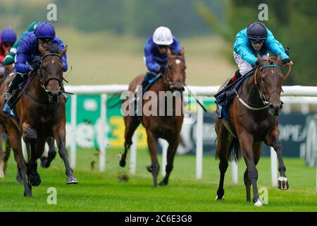 She's so Nice ridled by Ben Curtis (rechts) gewinnt die britischen Hengstgestüte EBF Maiden-Ständerinnen (Plus 10/GBB Race) am ersten Tag des Moet and Chandon July Festivals auf der Newmarket Racecourse. Stockfoto