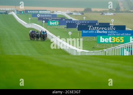 She's so Nice ridled by Ben Curtis gewinnt die britischen Hengstgestüte EBF Maiden-Ständerinnen (Plus 10/GBB Race) am ersten Tag des Moet and Chandon July Festivals auf der Newmarket Racecourse. Stockfoto