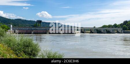 Bad Säckingen, BW - 4. Juli 2020: Wasserkraftwerk am Rhein in Bad Säckingen in Süddeutschland Stockfoto