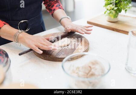 Nahaufnahme Indische Frau macht Naan Brot in der Küche Stockfoto