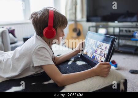 Junge mit Kopfhörer und digitale Tablet Homeschooling Stockfoto