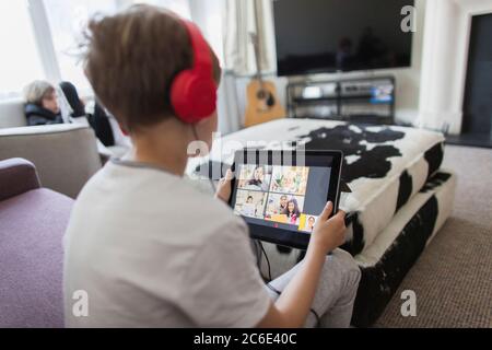 Junge mit Kopfhörer und digitale Tablet Homeschooling Stockfoto