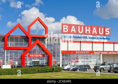 Tallinn, Estland - Juni 2020: Großes BAUHAUS Logo auf einem BAUHAUSMARKT, Laden. Größter Baustoffladen. Stockfoto