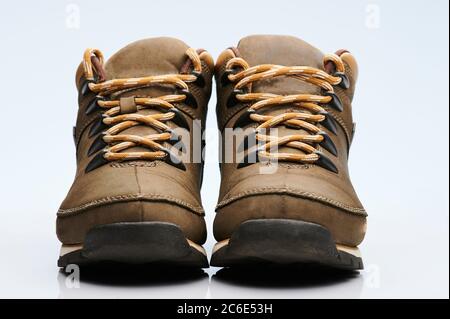 Paar braune schwere Stiefel Vorderansicht isoliert auf weißem Hintergrund Stockfoto